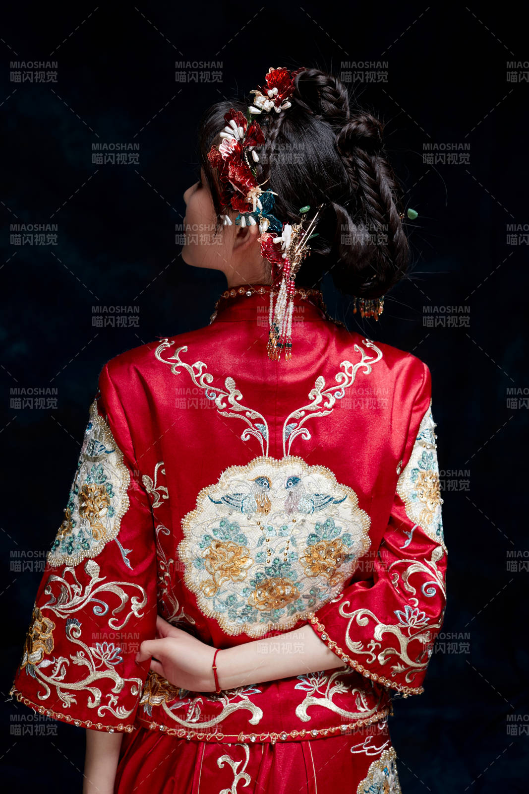 穿著中式秀禾服的亞洲少女