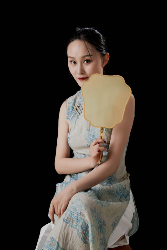 穿着中式旗袍的亚洲少女