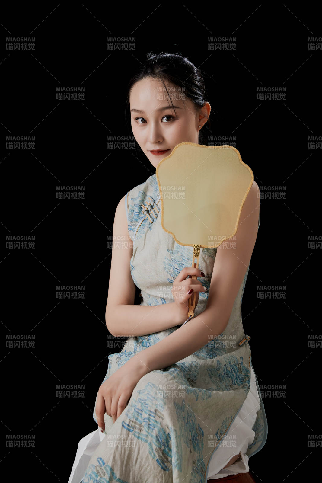 穿着中式旗袍的亚洲少女