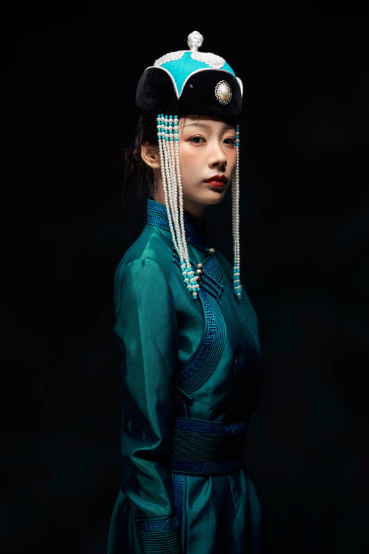 穿着蒙古族服饰的亚洲青年女性