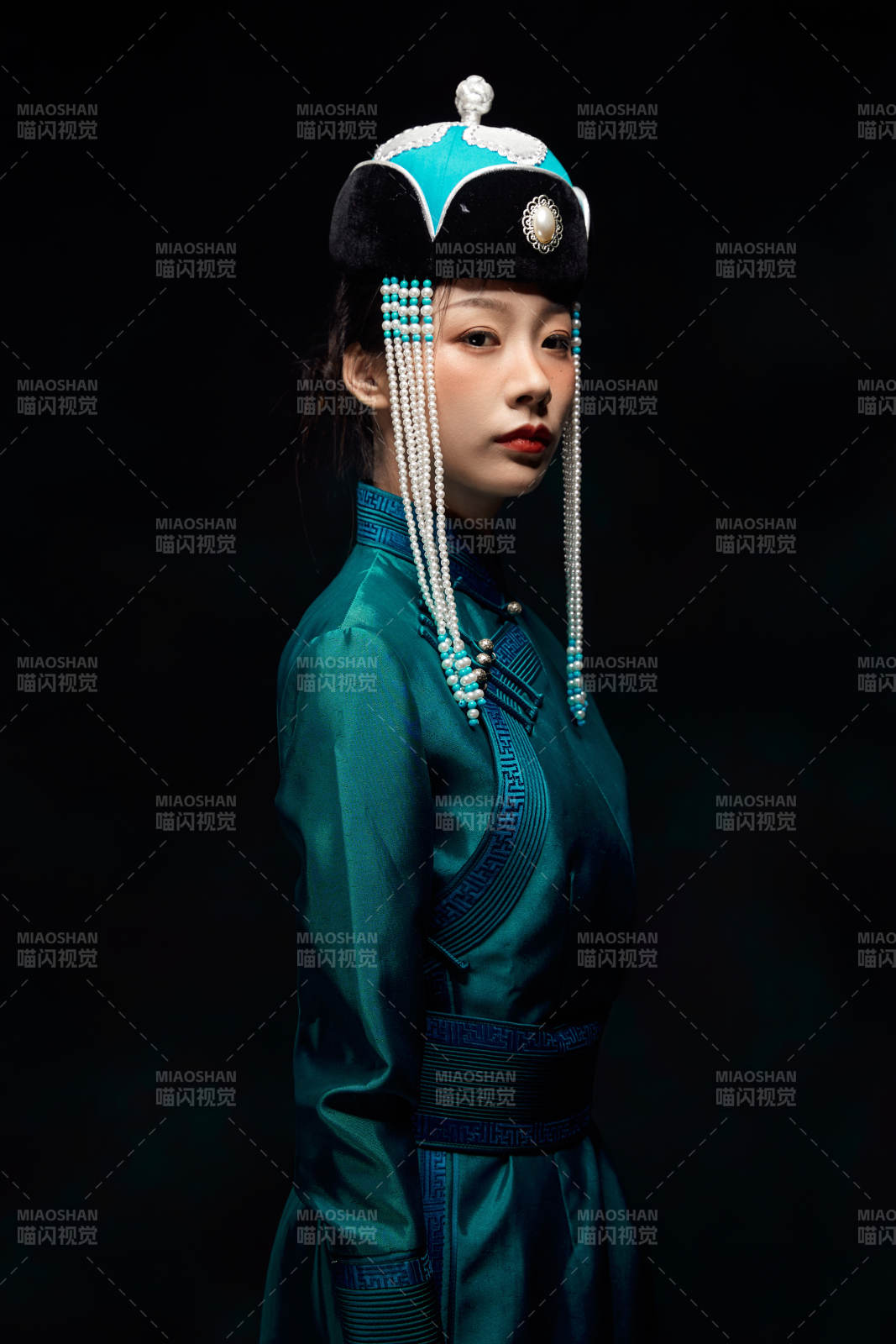 穿着蒙古族服饰的亚洲青年女性