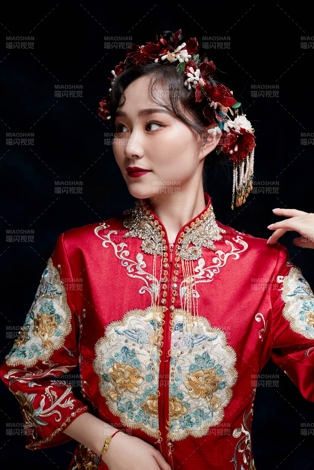 穿着中式秀禾服的亚洲少女