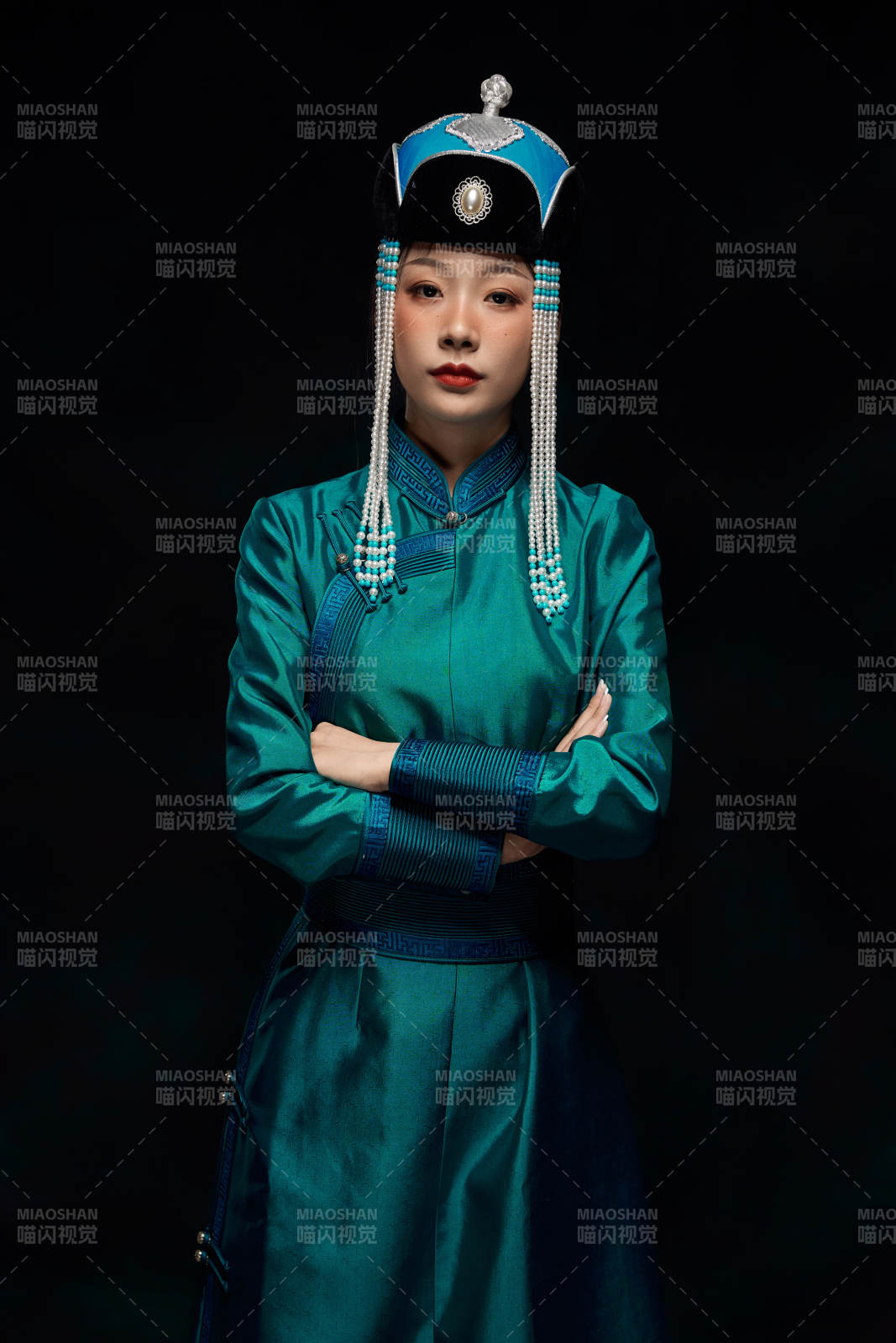 穿着蒙古族服饰的亚洲青年女性