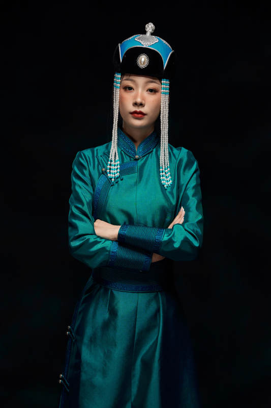 穿着蒙古族服饰的亚洲青年女性