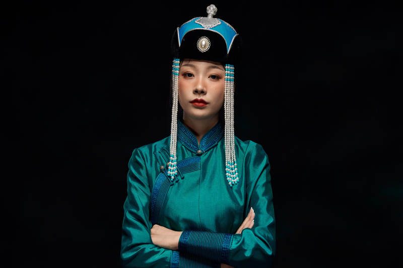 穿着蒙古族服饰的亚洲青年女性