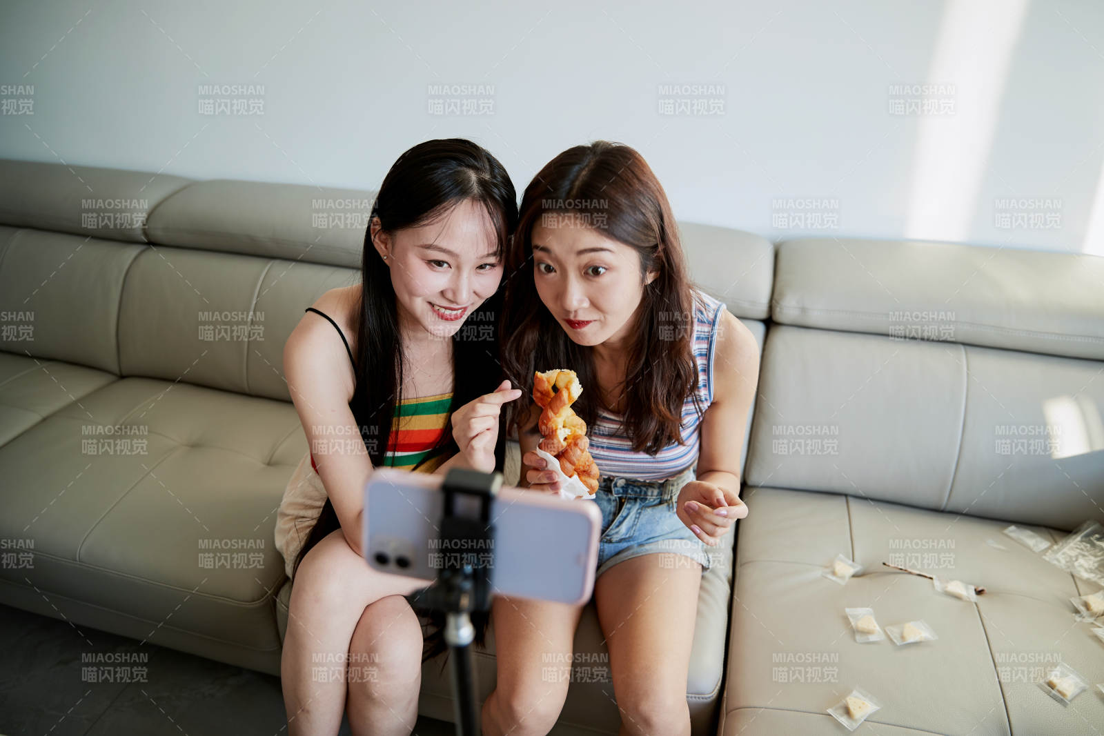 在家做主播直播的亚洲年轻闺蜜少女