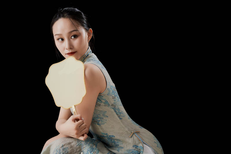 穿著中式旗袍的亞洲少女