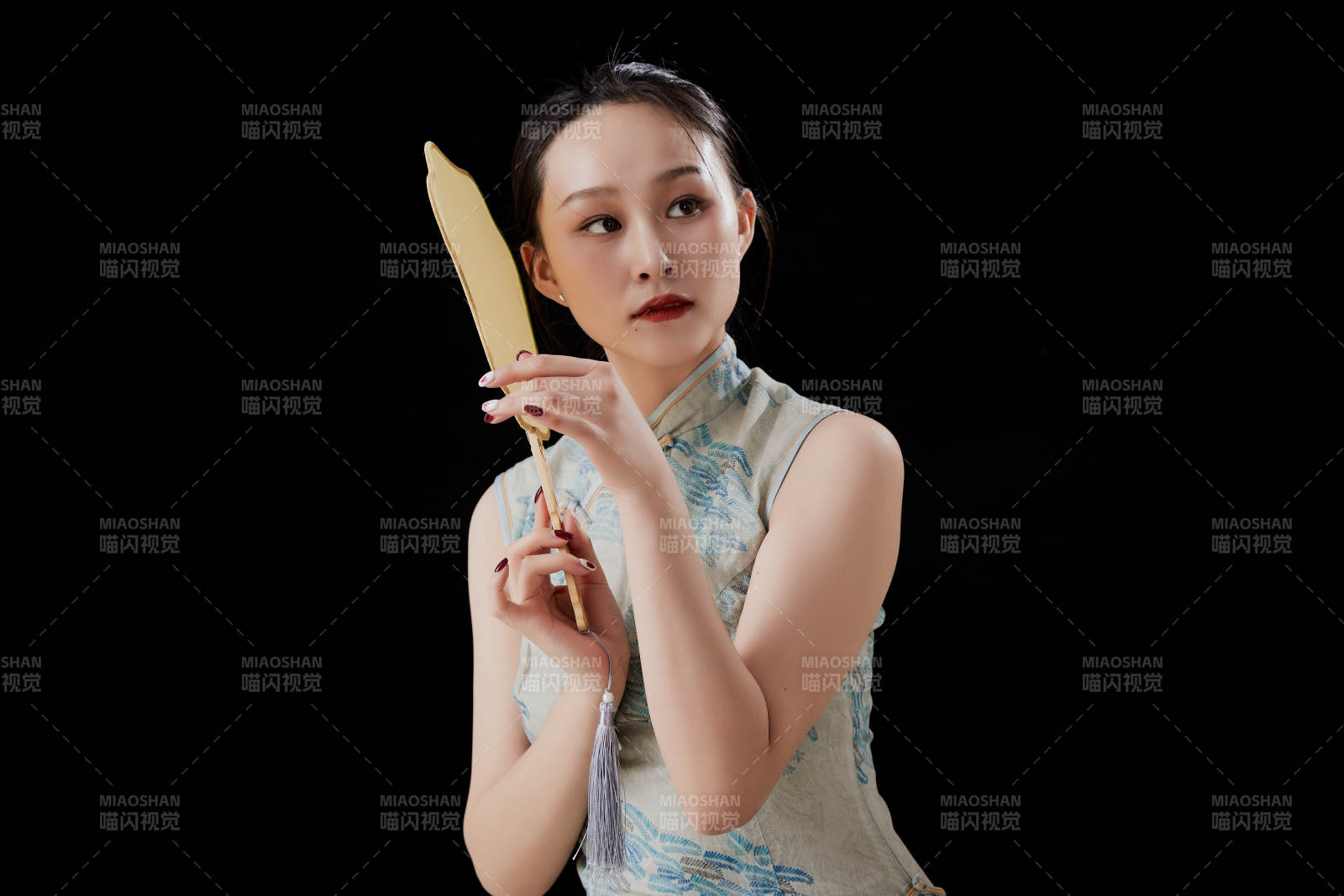 穿著中式旗袍的亞洲少女