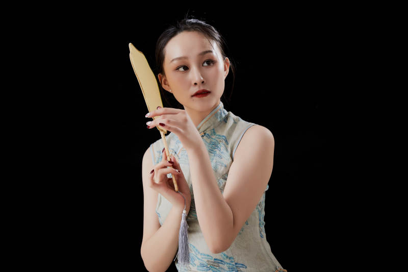 穿著中式旗袍的亞洲少女