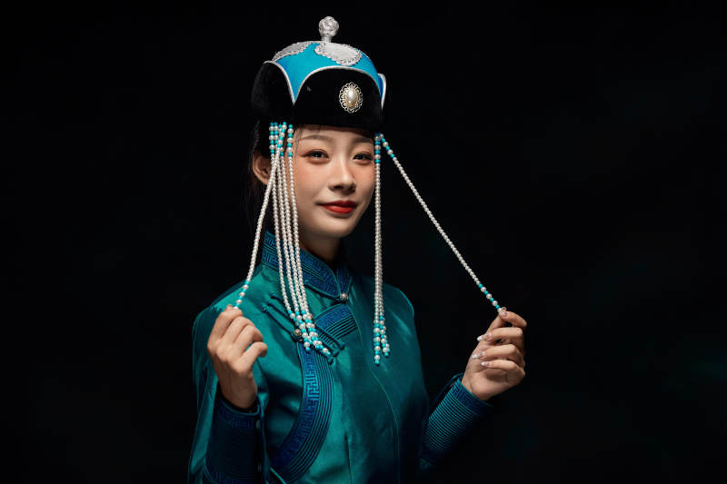 穿着蒙古族服饰的亚洲青年女性