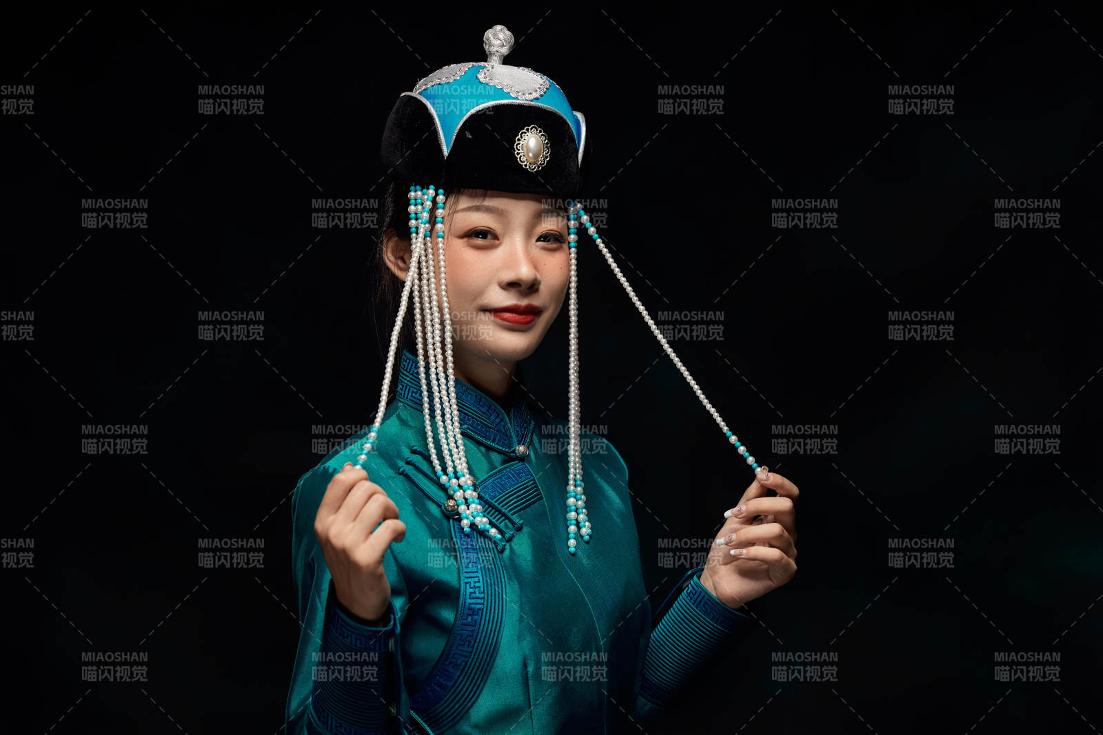 穿着蒙古族服饰的亚洲青年女性