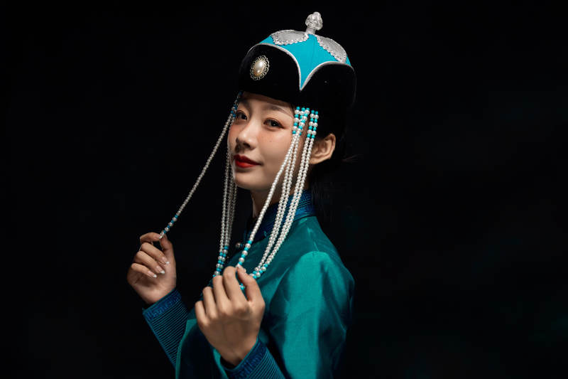 穿着蒙古族服饰的亚洲青年女性