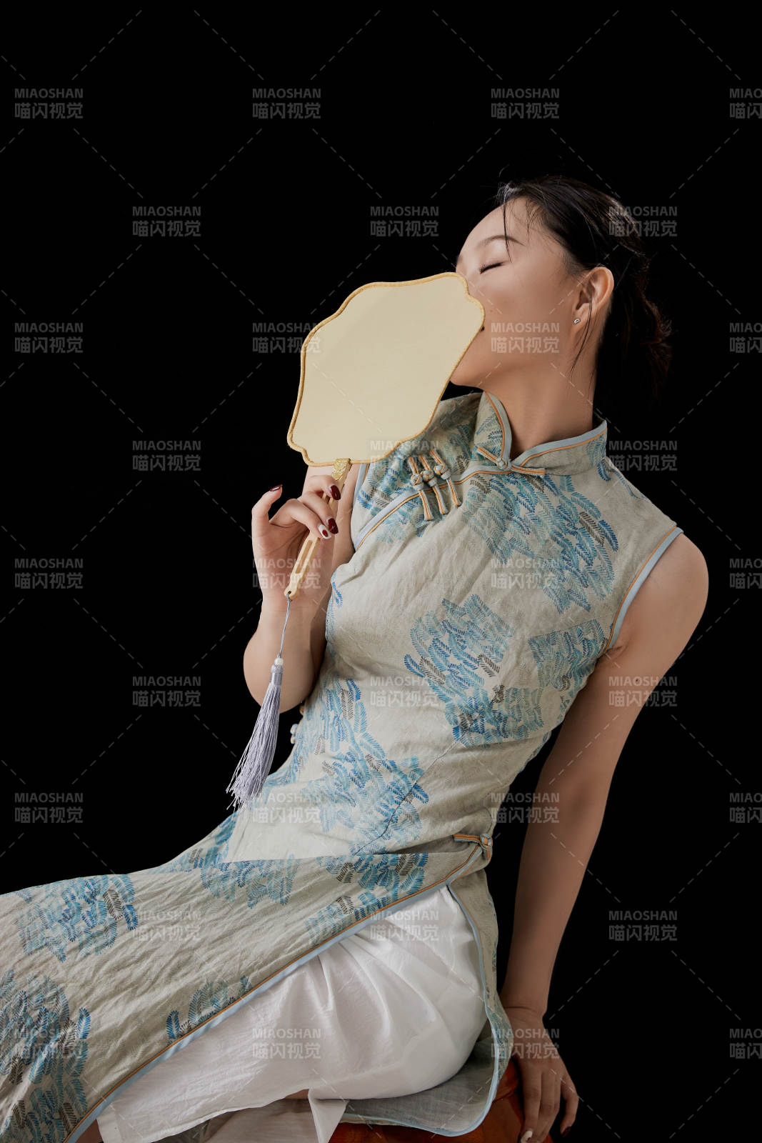 穿着中式旗袍的亚洲少女