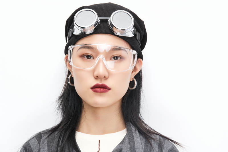 手持电子游戏操控器的亚洲少女