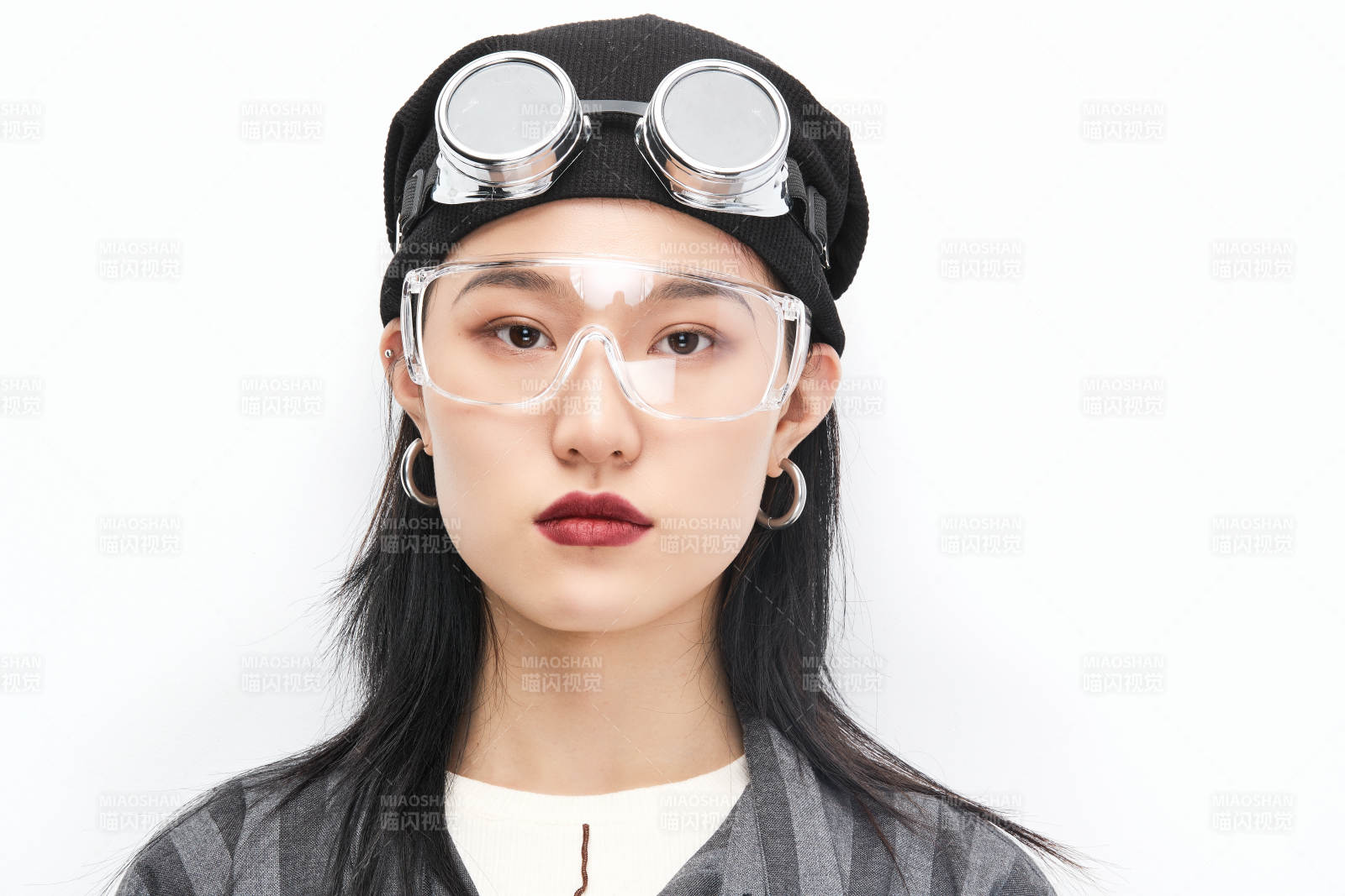 手持電子游戲操控器的亞洲少女