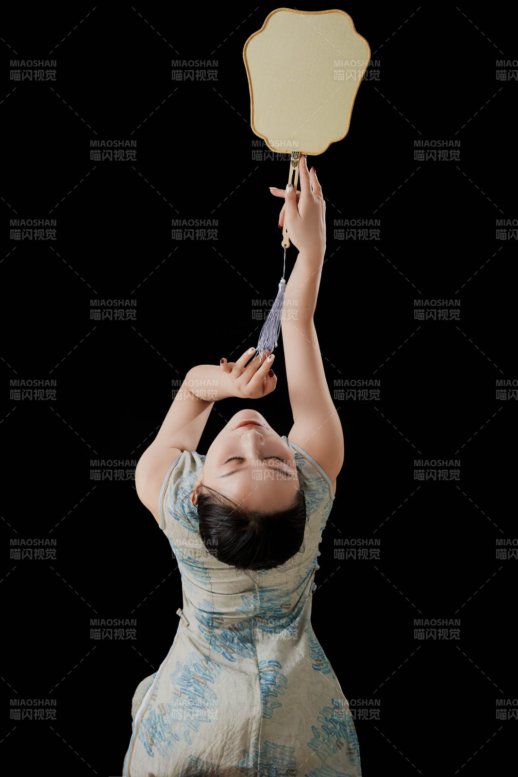 穿着中式旗袍的亚洲少女