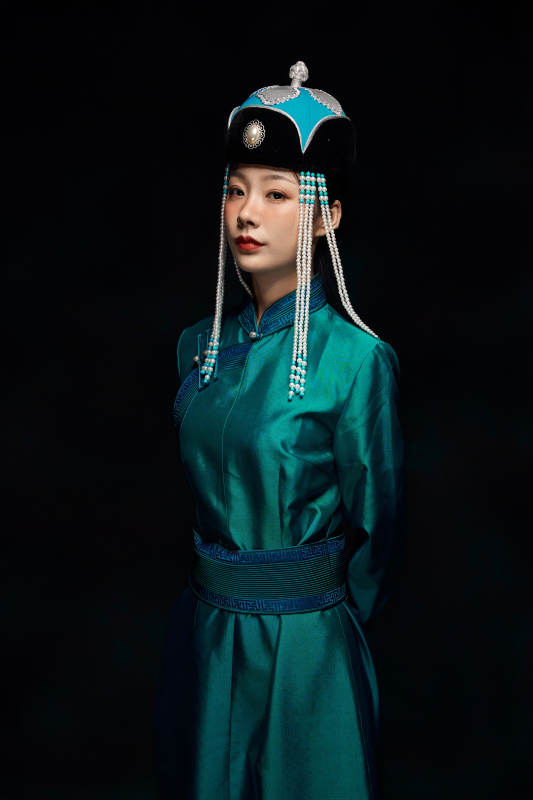 穿着蒙古族服饰的亚洲青年女性