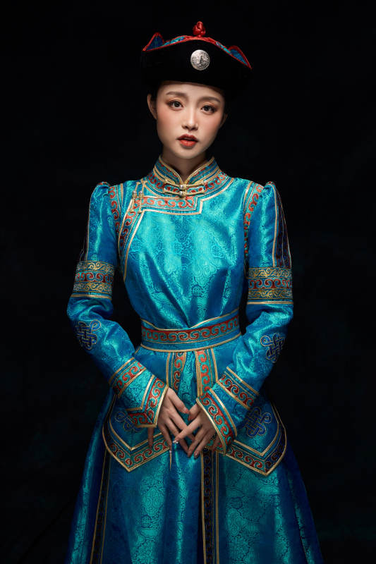 穿着蒙古族服饰的亚洲青年女性