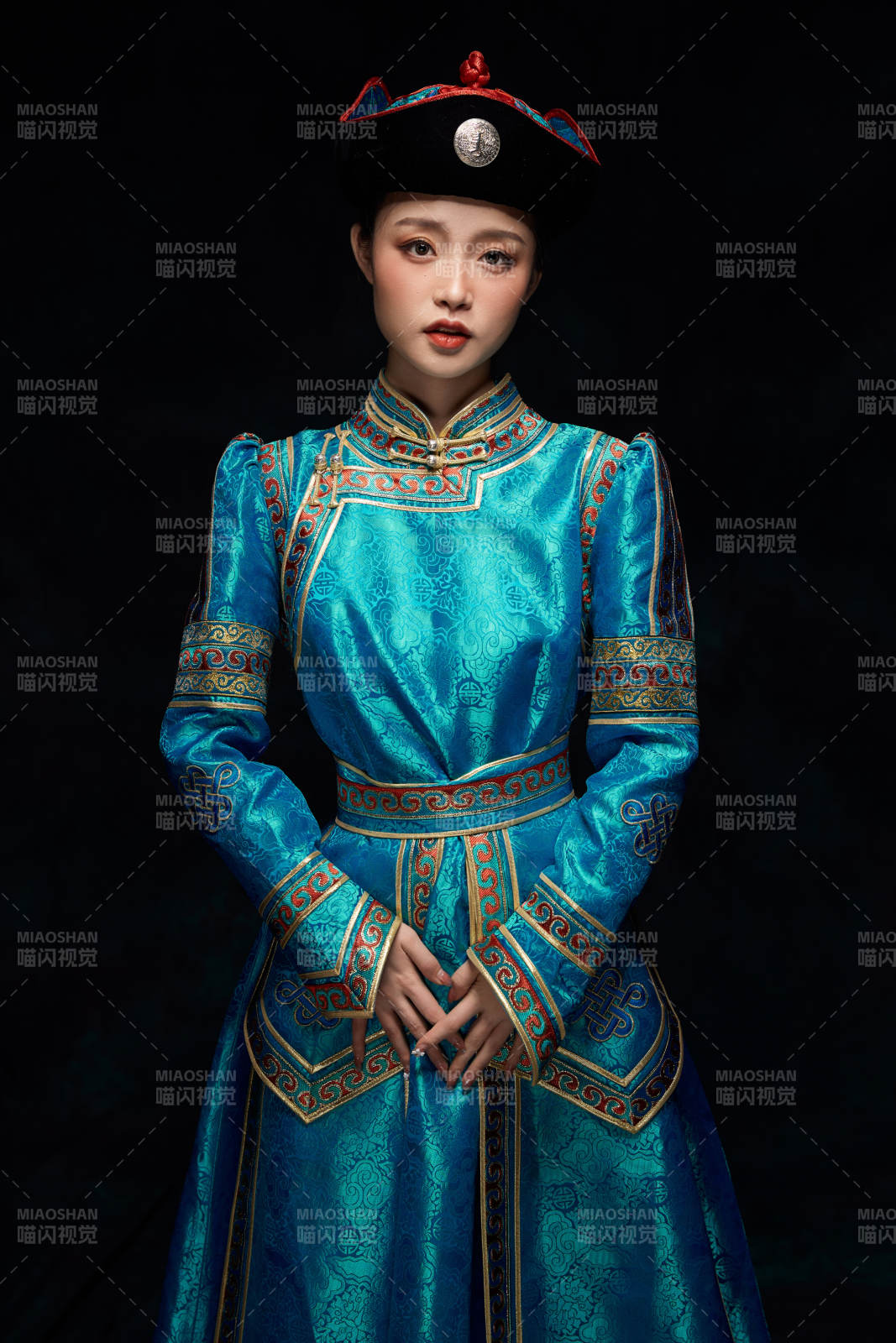 穿着蒙古族服饰的亚洲青年女性