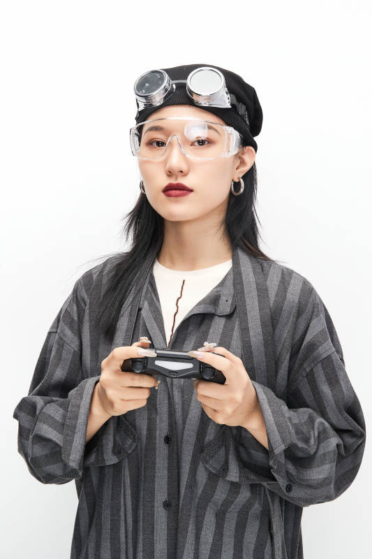 手持电子游戏操控器的亚洲少女