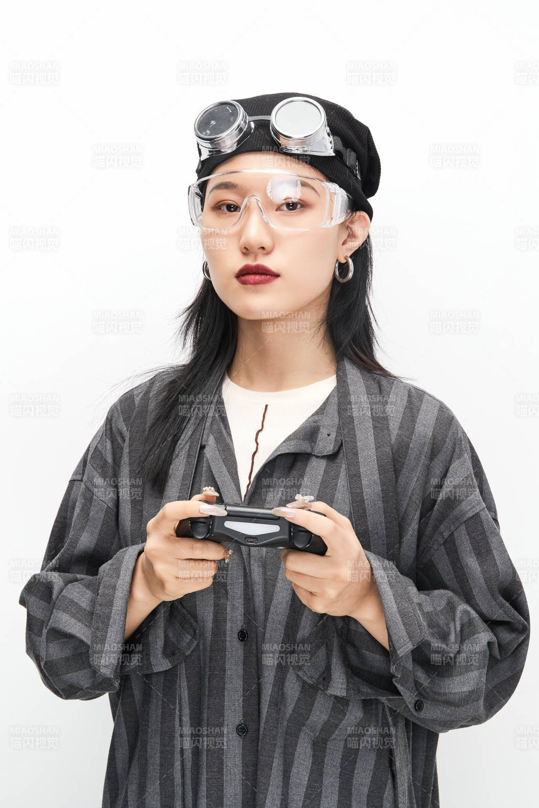 手持電子游戲操控器的亞洲少女