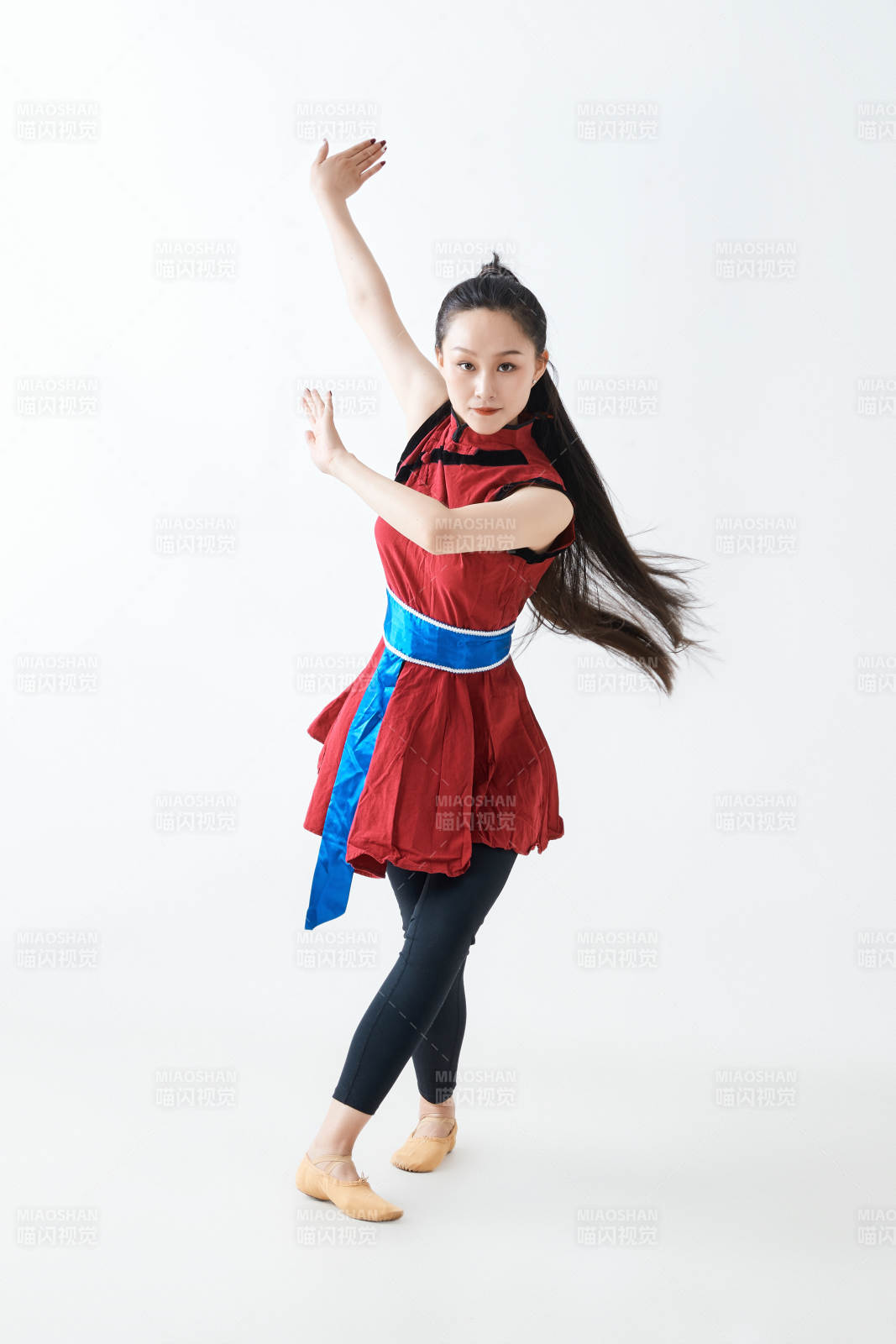 穿著蒙族服飾跳著草原舞蹈的少女