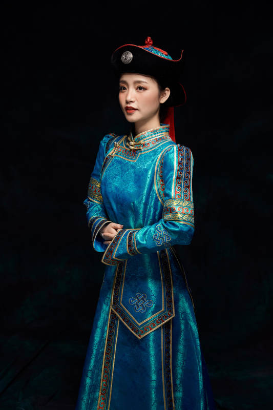 穿着蒙古族服饰的亚洲青年女性