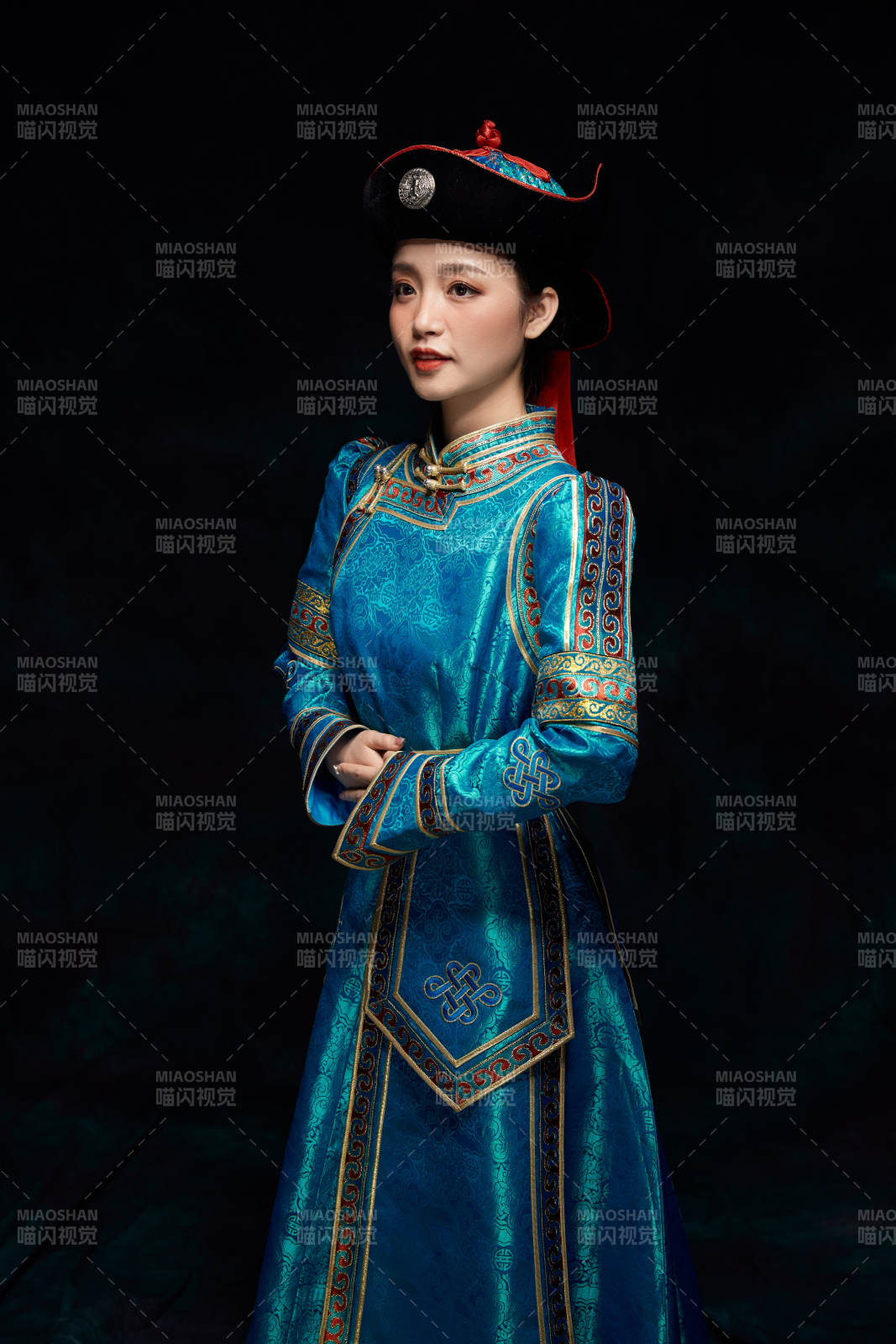 穿着蒙古族服饰的亚洲青年女性