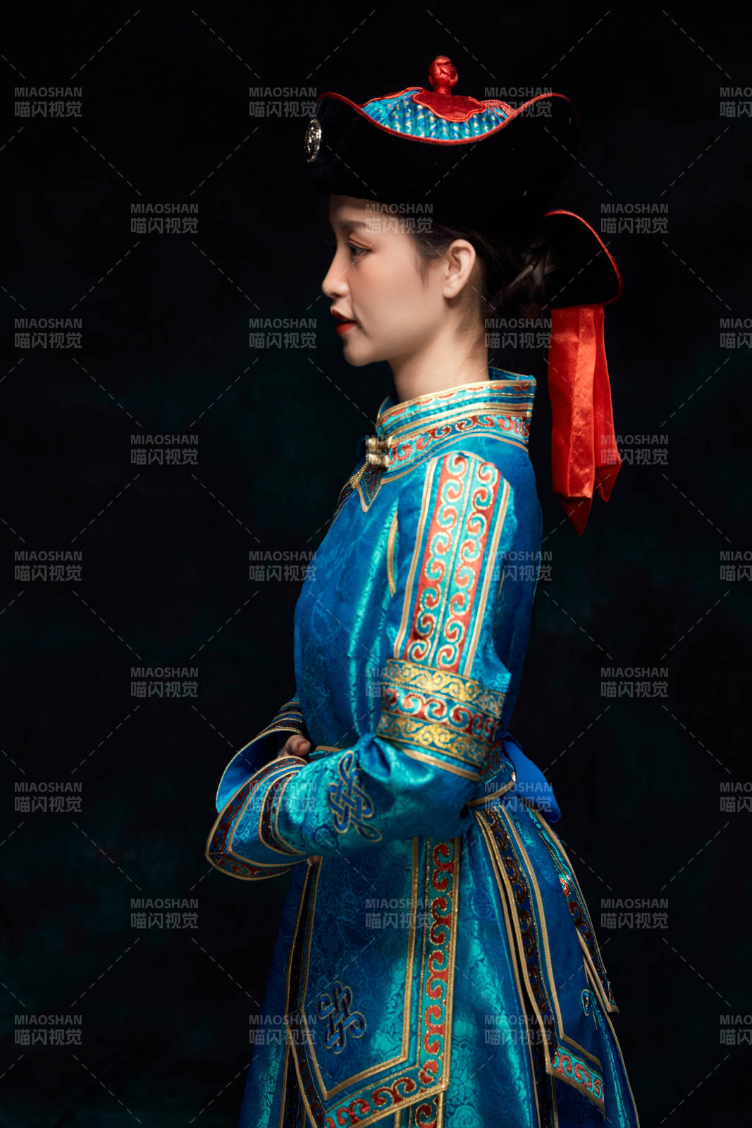 穿着蒙古族服饰的亚洲青年女性