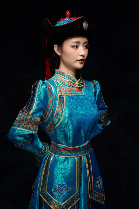 穿着蒙古族服饰的亚洲青年女性
