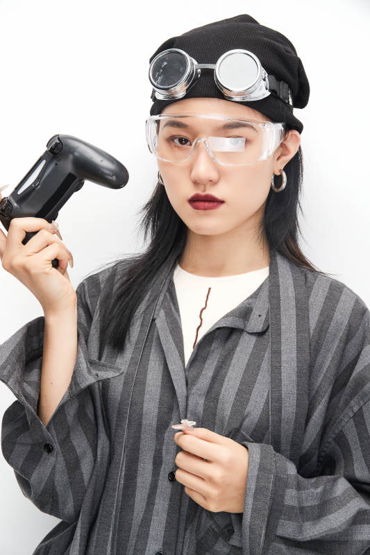 手持电子游戏操控器的亚洲少女