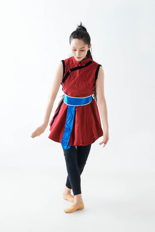 穿着蒙族服饰跳着草原舞蹈的少女