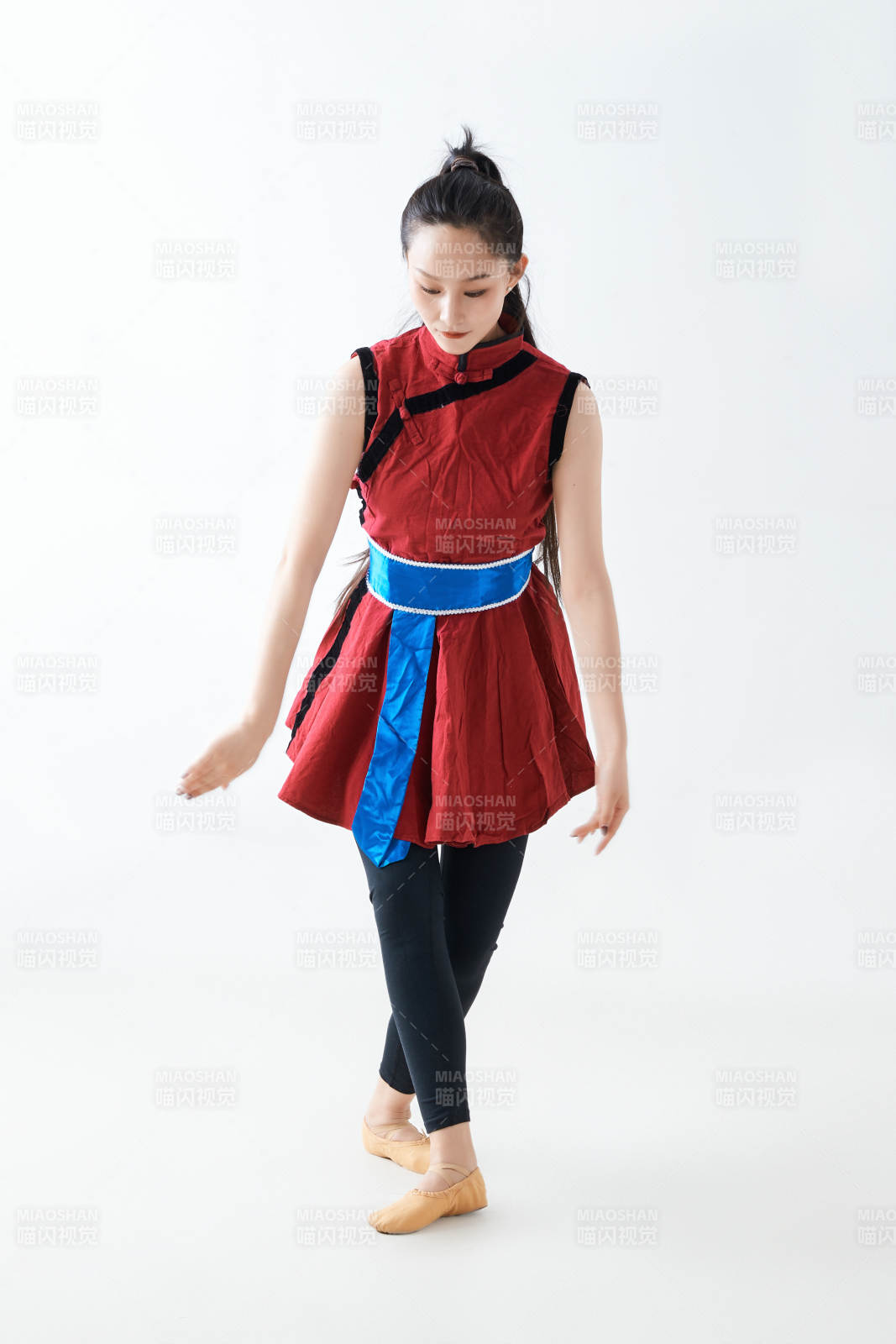 穿着蒙族服饰跳着草原舞蹈的少女