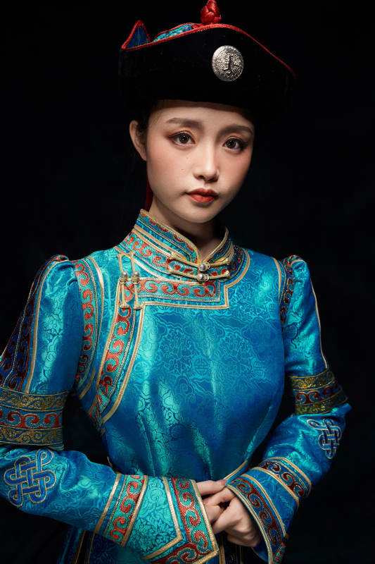 穿着蒙古族服饰的亚洲青年女性
