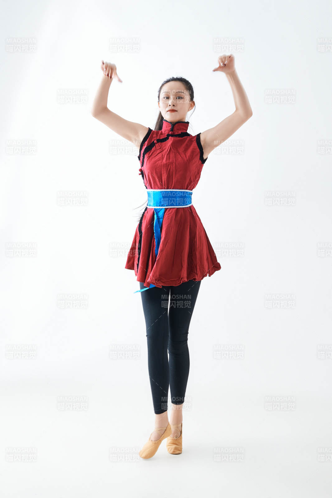 穿着蒙族服饰跳着草原舞蹈的少女