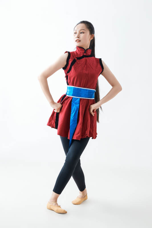 穿着蒙族服饰跳着草原舞蹈的少女