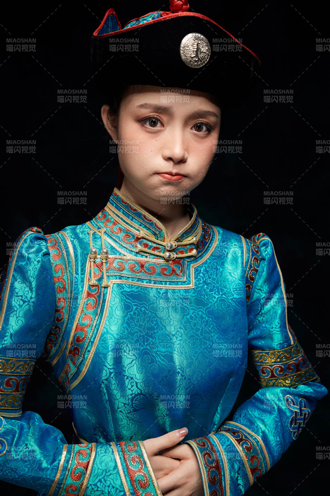 穿著蒙古族服飾的亞洲青年女性