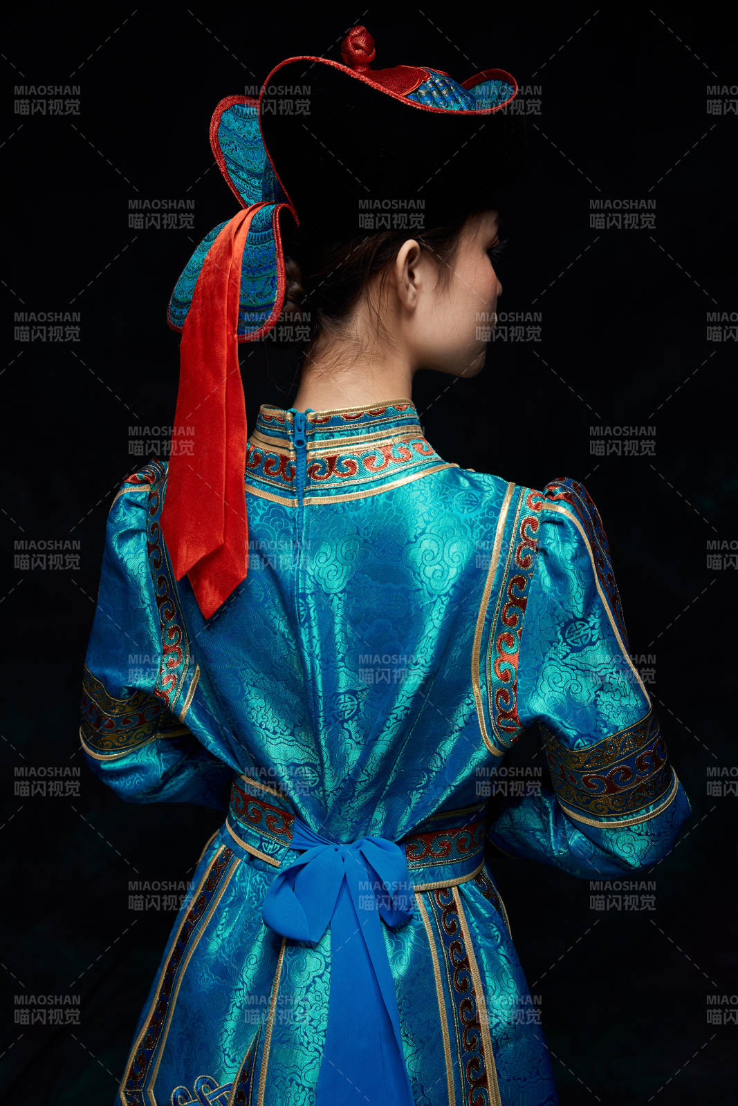 穿着蒙古族服饰的亚洲青年女性