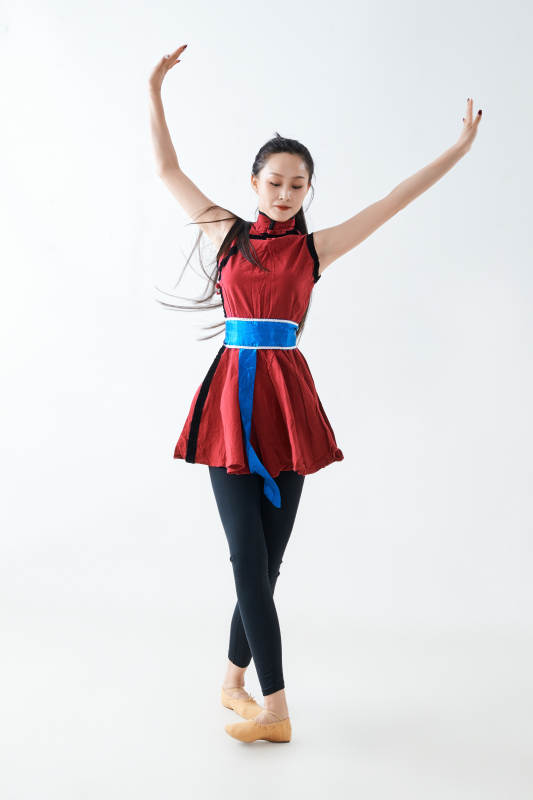 穿着蒙族服饰跳着草原舞蹈的少女