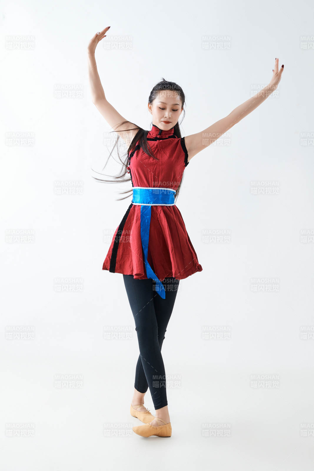 穿着蒙族服饰跳着草原舞蹈的少女