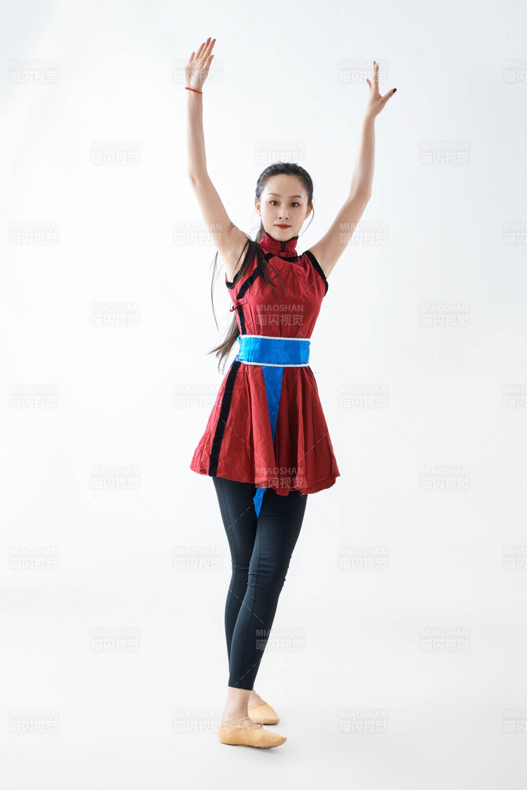 穿着蒙族服饰跳着草原舞蹈的少女