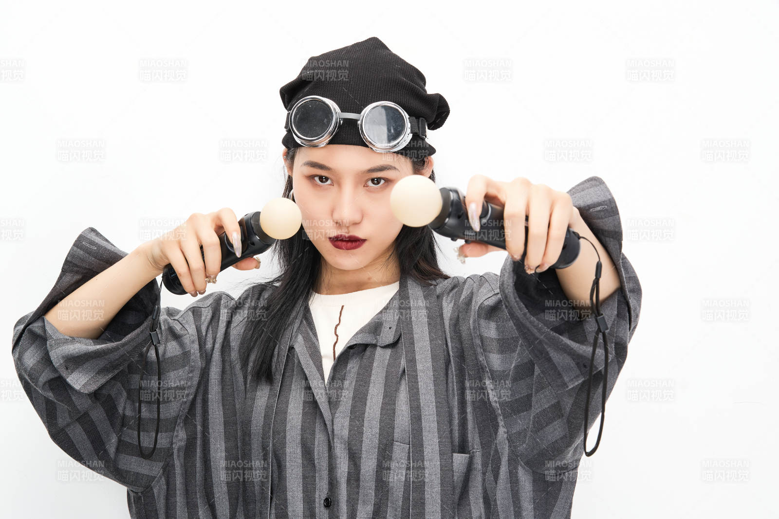 手持电子游戏操控器的亚洲少女