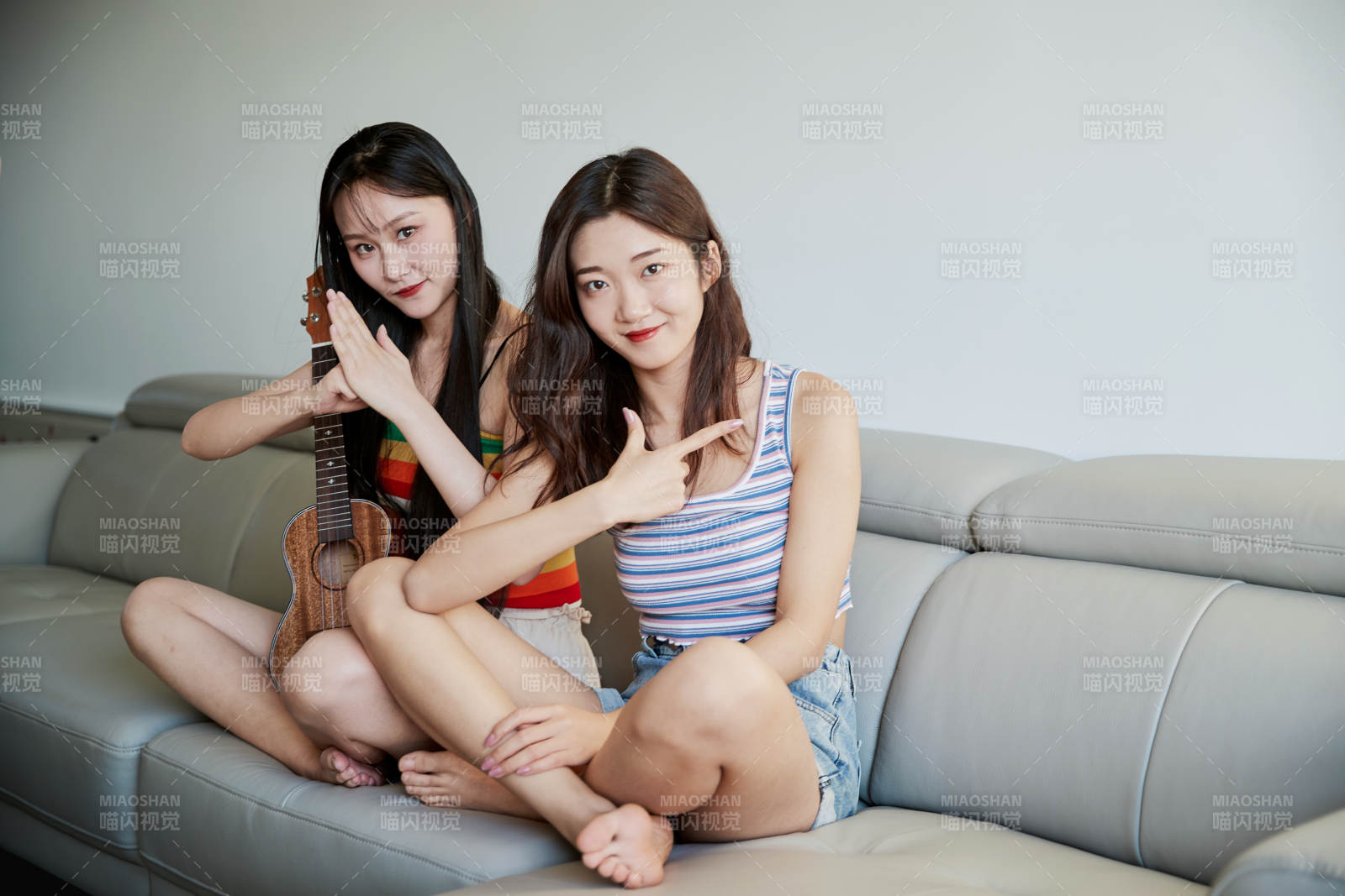 在家做主播直播的亚洲年轻闺蜜少女