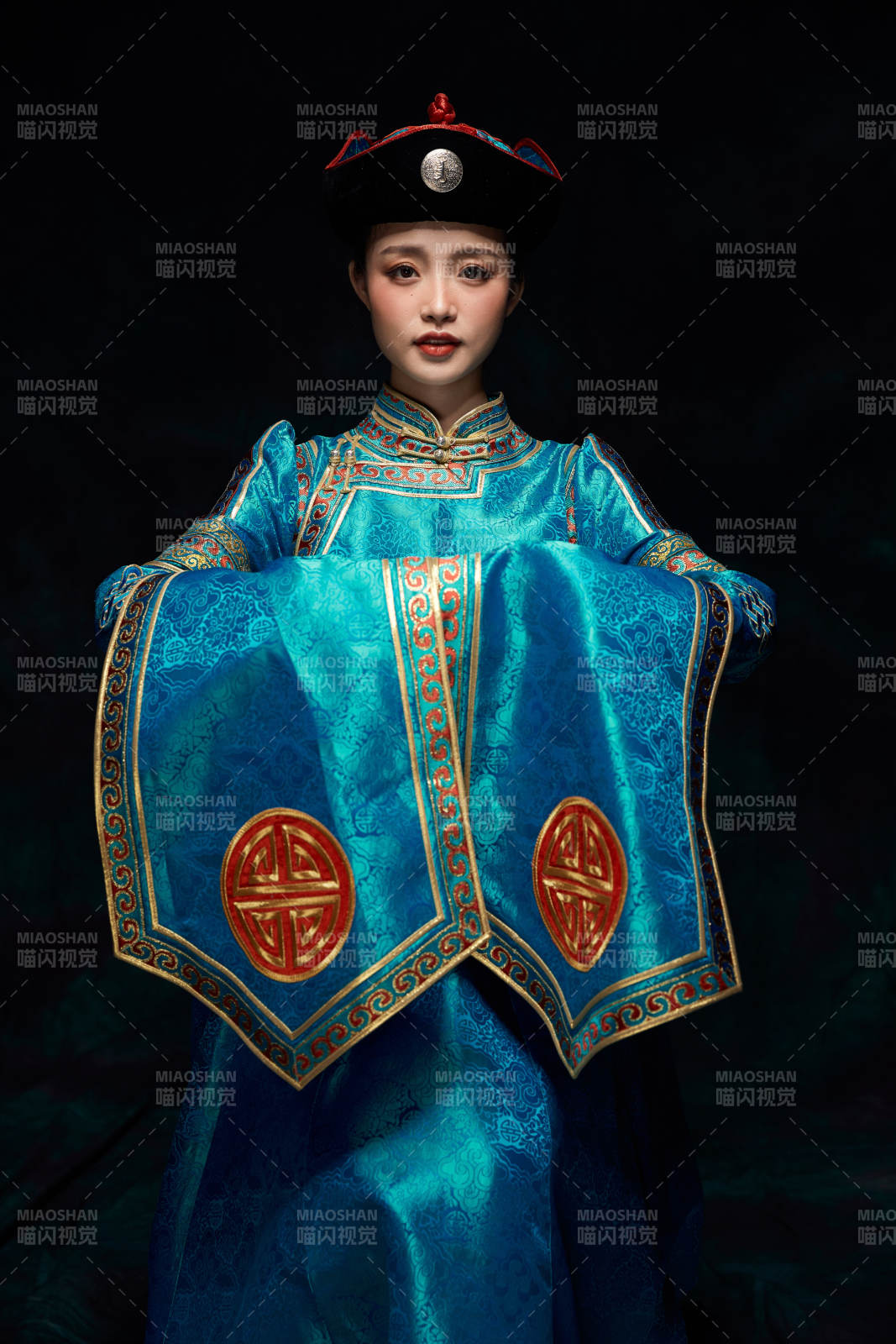 穿着蒙古族服饰的亚洲青年女性