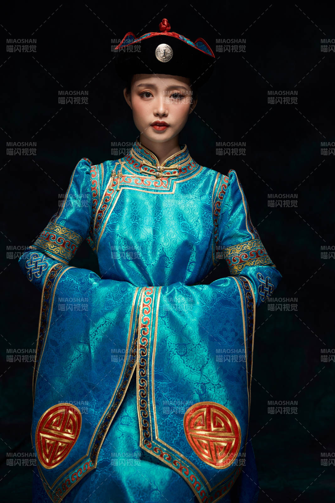 穿着蒙古族服饰的亚洲青年女性