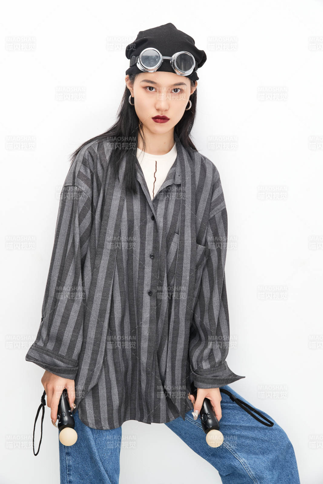 手持电子游戏操控器的亚洲少女