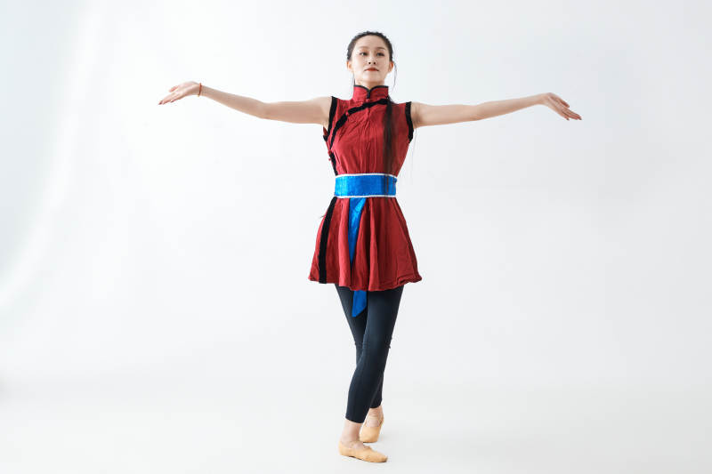 穿着蒙族服饰跳着草原舞蹈的少女