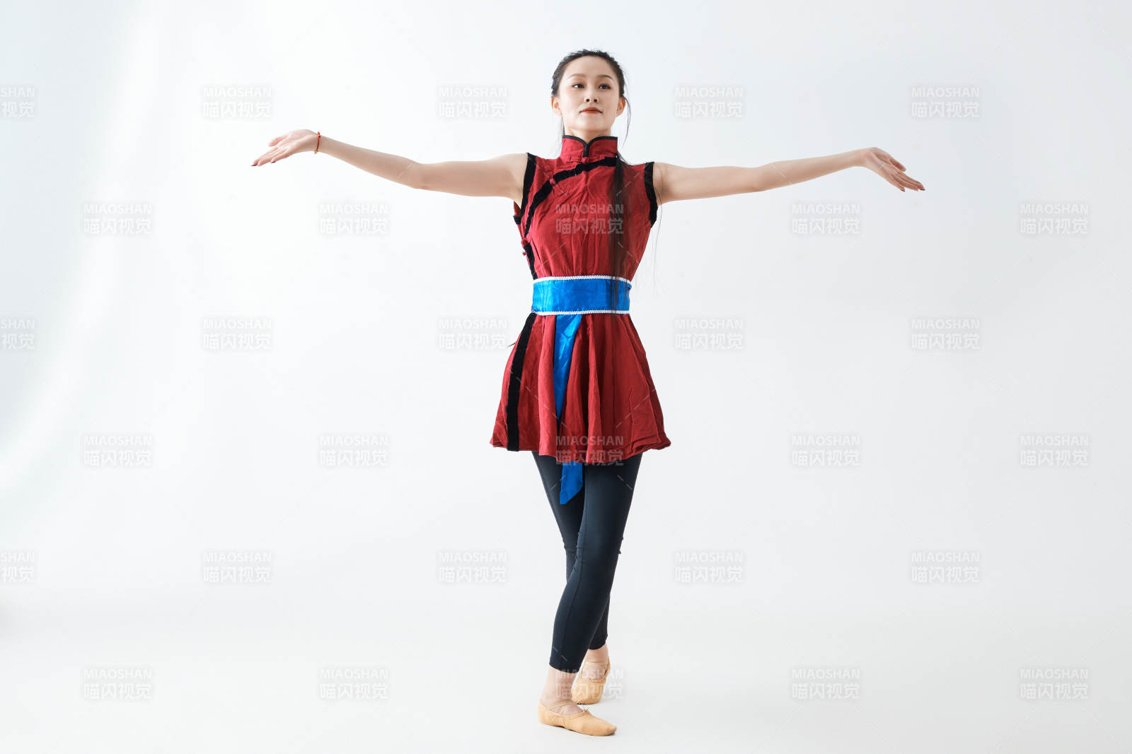 穿着蒙族服饰跳着草原舞蹈的少女