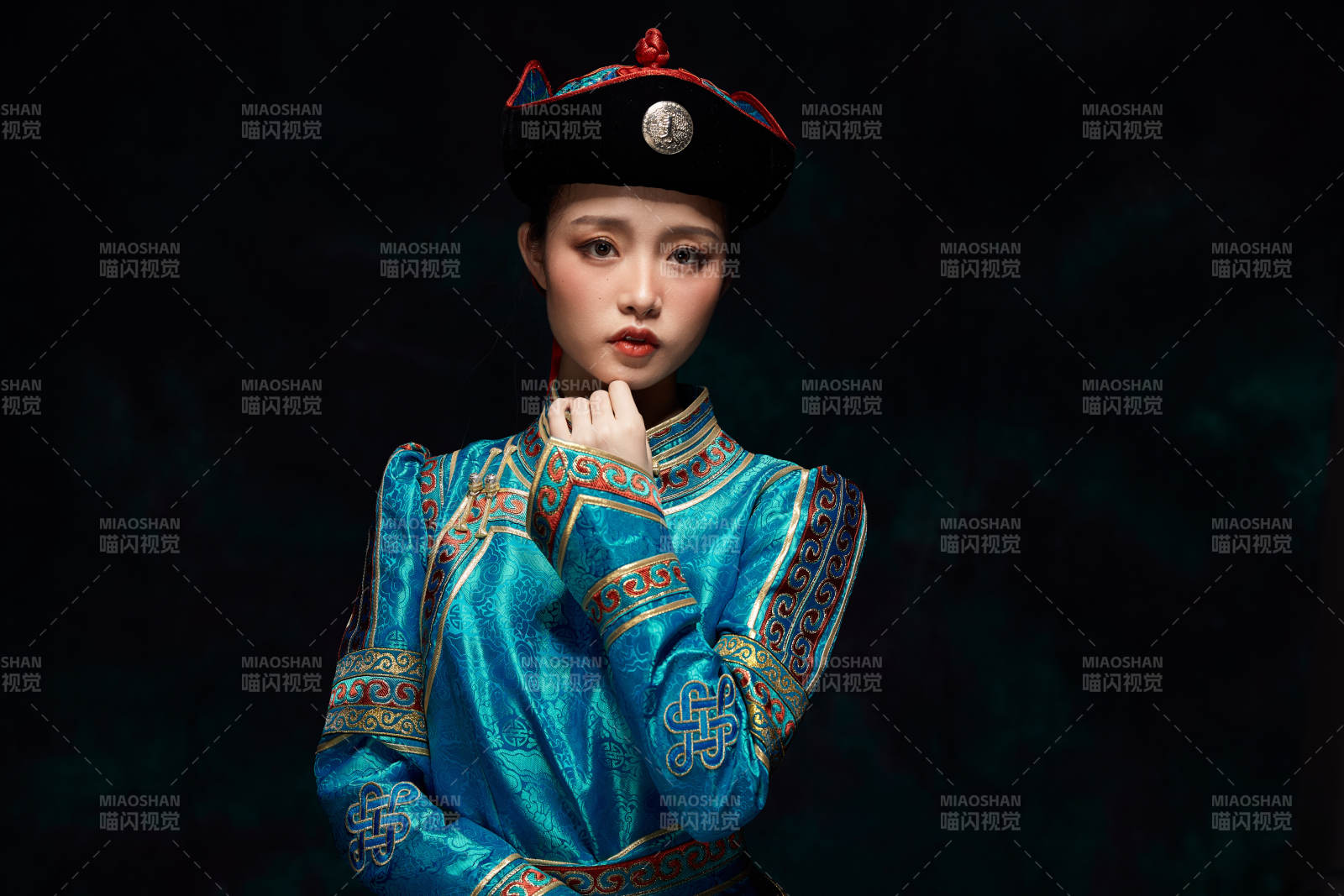 穿着蒙古族服饰的亚洲青年女性