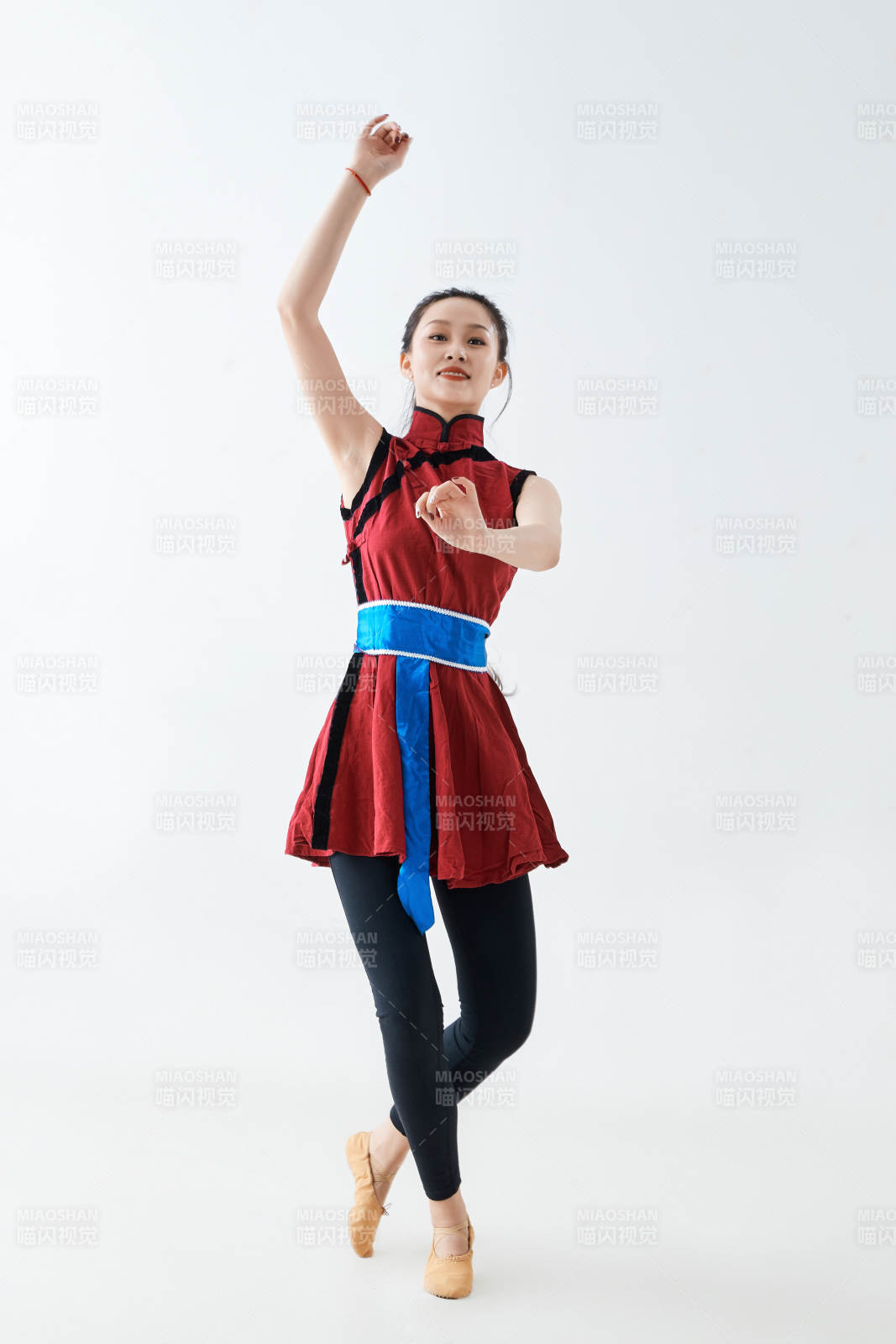 穿着蒙族服饰跳着草原舞蹈的少女